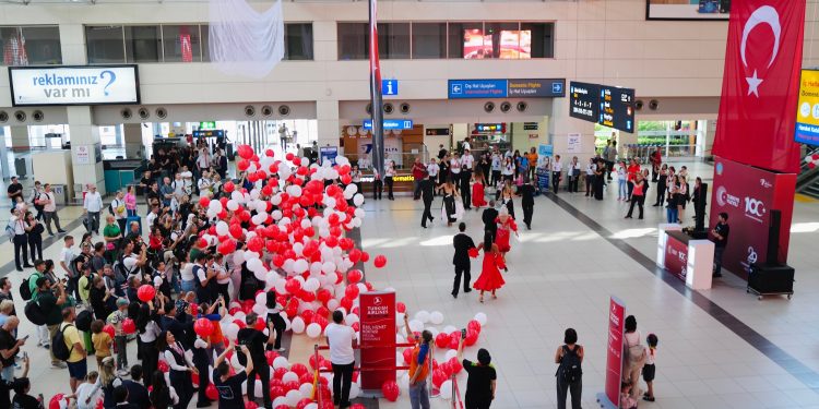 TAV Cumhuriyet’in 100.yılını terminallerinde kutladı