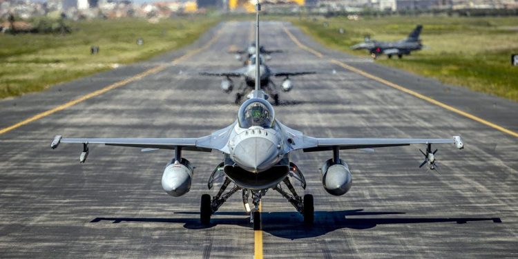 Ukraynalı pilotların F-16 eğitim programı