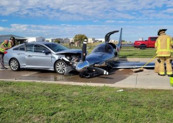 ABD’de acil iniş yapan uçak otomobille çarpıştı