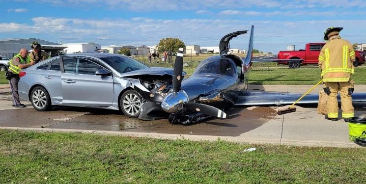 ABD’de acil iniş yapan uçak otomobille çarpıştı