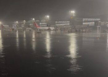 Kar yağmur fırtına İstanbul’da uçak seferlerini aksattı
