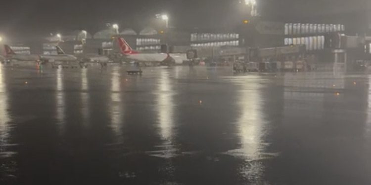 Kar yağmur fırtına İstanbul’da uçak seferlerini aksattı