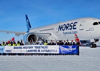 Antartika’ya inen ilk yolcu uçağı