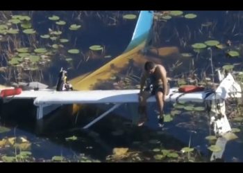 Düşen uçağın pilotu 9 saat kanat üzerinde kurtarılmayı bekledi