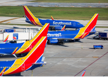 Acil çıkış kapısını açan yolcu uçakta panik çıkardı