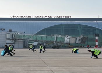 Pistten çıkan uçak kurtarıldı