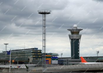 Brest Havalimanı Kulesi’ne yıldırım isabet etti uçuşlar iptal