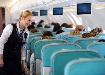 THY hostesinden öğrenci gençlere sandviç jesti