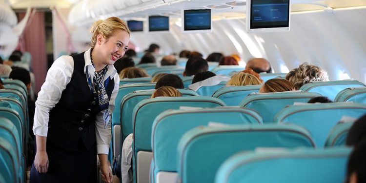 THY hostesinden öğrenci gençlere sandviç jesti