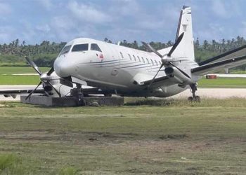 Uçak pistten çıktı beton bariyere çarptı