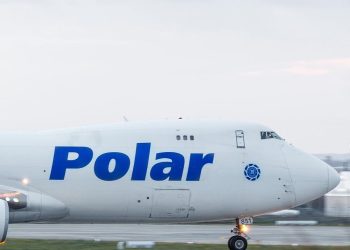 Rus yolcu uçağı donmuş nehre indi