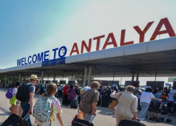 56,4 milyon kişi turizm merkezlerine uçtu