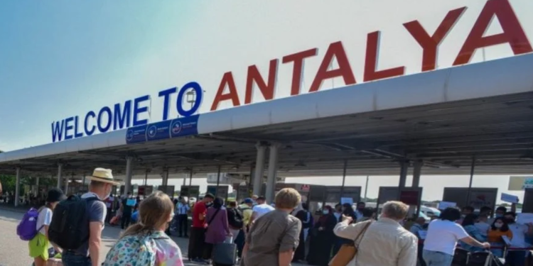 56,4 milyon kişi turizm merkezlerine uçtu