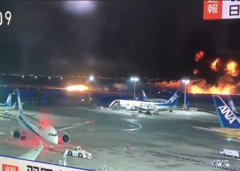 Japonya’da pistte çarpışan uçaklardan biri alev aldı