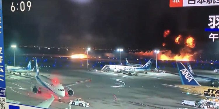 Japonya’da pistte çarpışan uçaklardan biri alev aldı