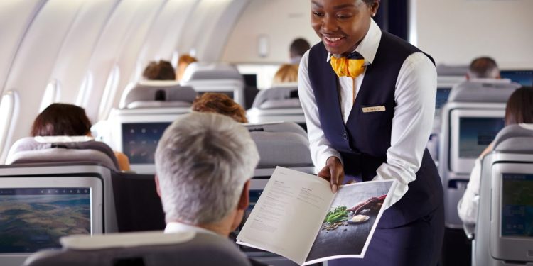 Lufthansa kısa mesafe uçuşlarda ücretli ikrama başladı
