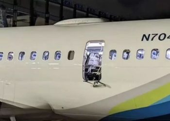 Uçaktan düşen acil çıkış kapısı bulundu