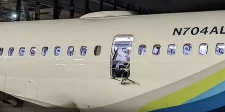 Uçaktan düşen acil çıkış kapısı bulundu