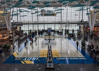 Havalimanı terminaline basketbol sahası kuruldu