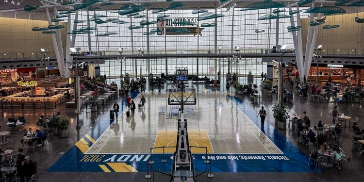 Havalimanı terminaline basketbol sahası kuruldu