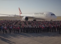 Qantas uçak içi güvenlik filminde yolcularını oynattı