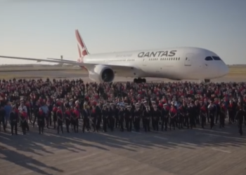 Qantas uçak içi güvenlik filminde yolcularını oynattı