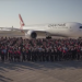 Qantas uçak içi güvenlik filminde yolcularını oynattı