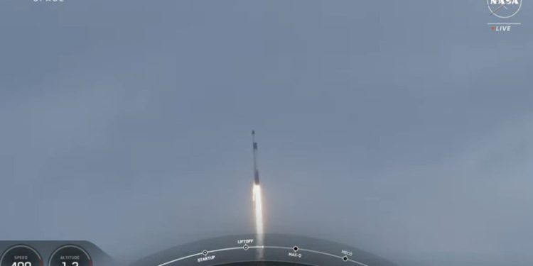Türk astronot Gezeravcı’nın da içinde bulunduğu SpaceX Falcon 9 roketi fırlatıldı