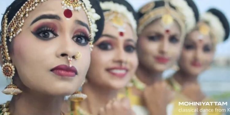 Hintli dans grubundan uçak güvenlik videosu