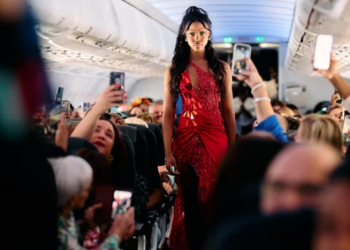 Gökyüzünde sürpriz sevgililer günü defilesi