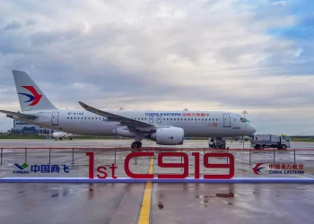 Çin’in yerli uçağı C919 Singapur Airshow’da uçtu!