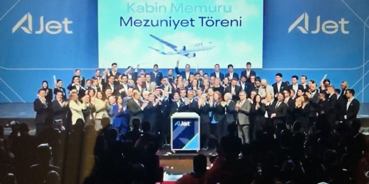 Diplomalarını alan Ajet’in kabin ekipleri uçuşa hazır