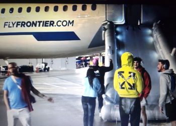 Uçaktaki kokudan etkilenen yolcular tahliye botuyla çıkarıldı