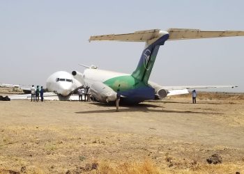 Kargo uçağı inişte uçak enkazına çarptı