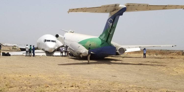 Kargo uçağı inişte uçak enkazına çarptı