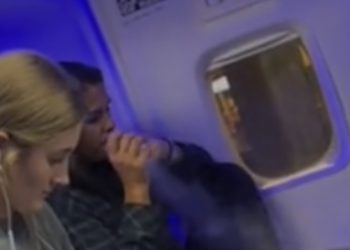 Acil kapısında elektronik sigara içen kadın yolcu uçaktan indirildi