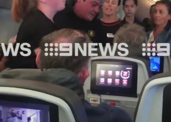 Sinir krizi geçiren yolcu yüzünden uçak geri döndü