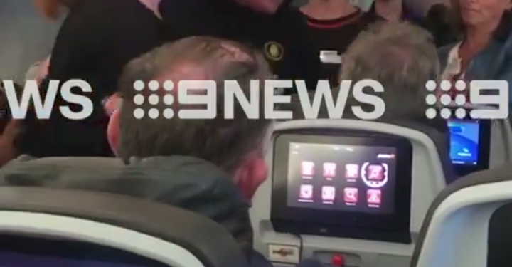 Sinir krizi geçiren yolcu yüzünden uçak geri döndü