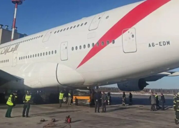 Felç geçiren şoför su kamyonuyla uçağa çarptı