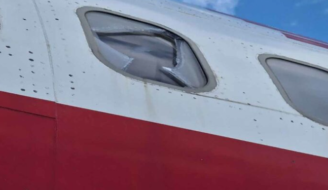 Camı kırılan uçak geri döndü