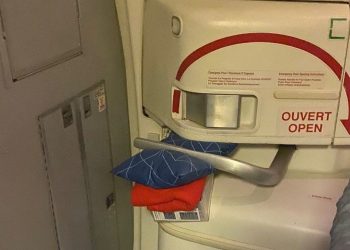 ‘Açık kapı ikazı’ veren uçak geri döndü