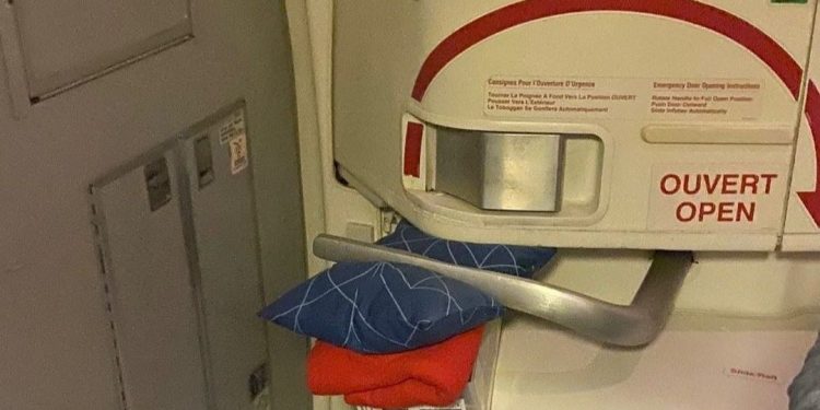 ‘Açık kapı ikazı’ veren uçak geri döndü