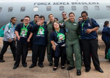 Down sendromlu ve otizmli müzisyenlere askeri uçak jesti