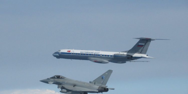 Eurofighter savaş uçağı Stuttgart Havalimanı’na acil iniş yaptı