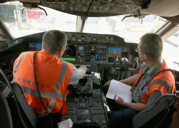 Boeing 787 Dreamliner kokpit koltukları incelenecek