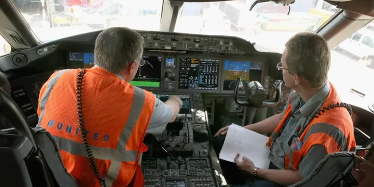 Boeing 787 Dreamliner kokpit koltukları incelenecek