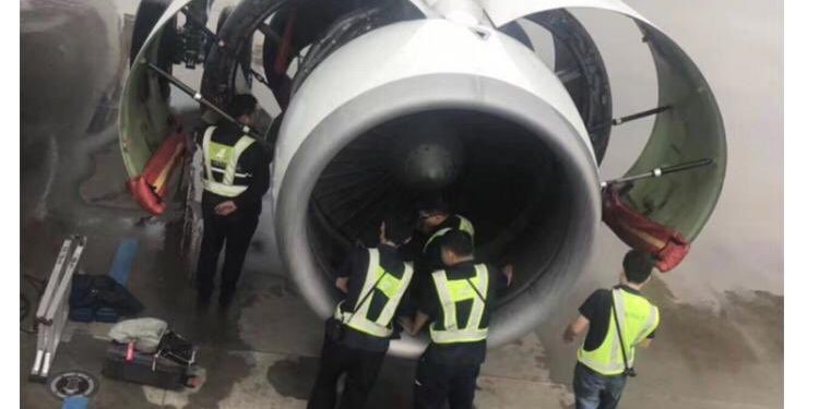 Yolcular ‘şans dilemek için’ uçağın motoruna madeni para atıyor