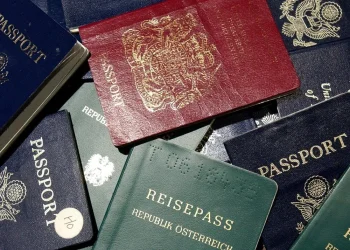 Toronto’ya pasaportsuz uçan hostese 200 Kanada doları ceza