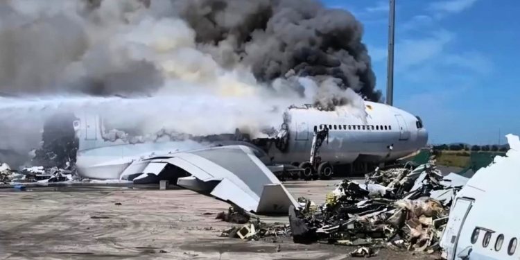 Cathay Dragon uçağı kül oldu