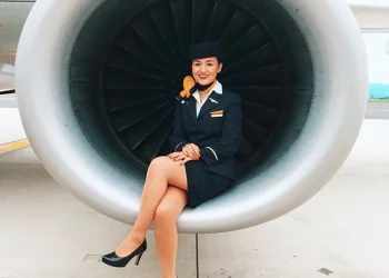 Hostesler topuklu ayakkabıdan kurtuluyor